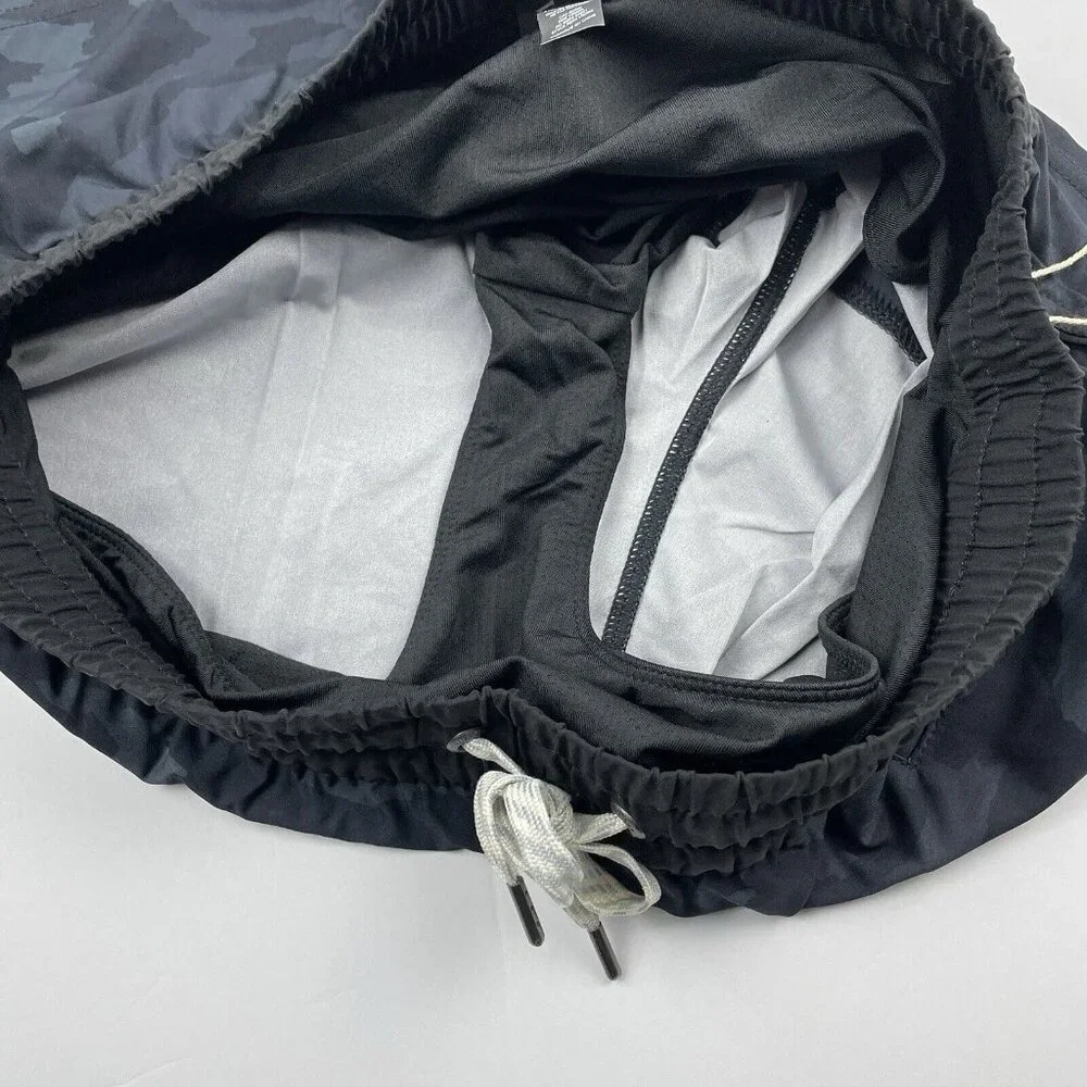 Vuori Clementine 2” Athletic Shorts Black Watercolor Camo Size Large, Pocket NEW - Picture 7 of 8